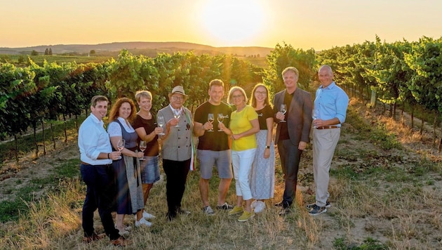 "Sunset tasting" at selected favorite places of winegrowers: A multiple pleasure in any case ... (Bild: NLK/Filzwieser)