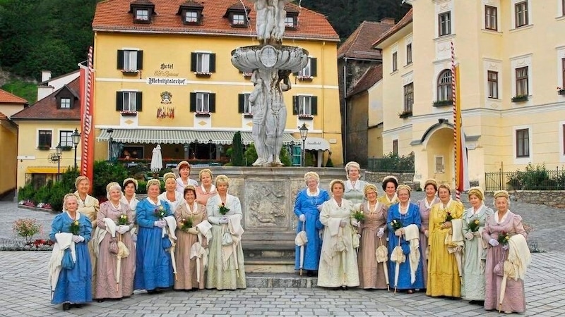 A group photo of the Burgfrauen (Bild: zVg)