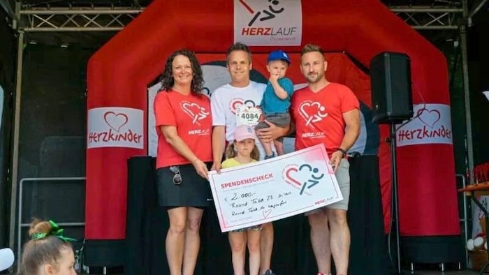 Donation handover after the Herzlauf 2024