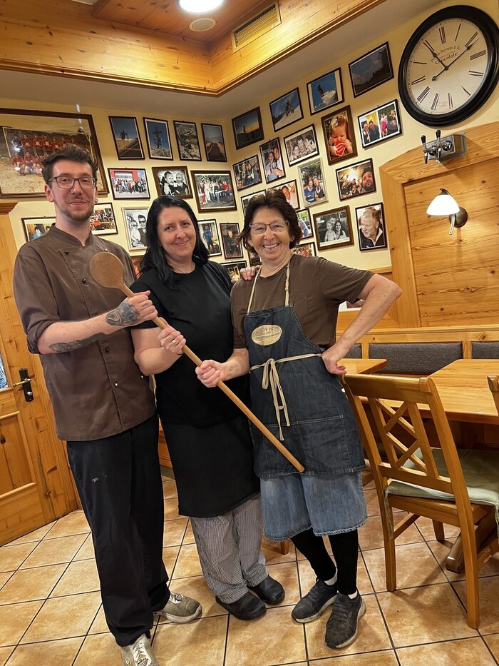 Mom Waltraud, Christine and Thomas wield the wooden spoon in the kitchen.