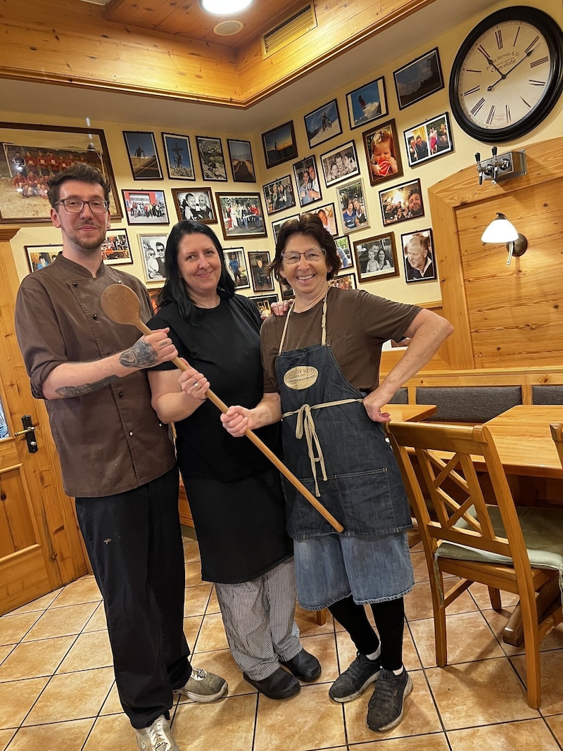 Mom Waltraud, Christine and Thomas wield the wooden spoon in the kitchen. (Bild: Klaus Loibnegger)