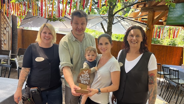 Gerry with his better half and great support Kerstin, the "junior chef" Luis and team members Denise and Renate. (Bild: Klaus Loibnegger)