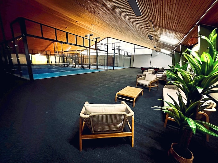 Das Spiel kann auf Plätzen im Freien oder auch in Indoor- Anlagen wie in Tattendorf (Bild) ...