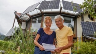 Andrea und Michael Resch freuen sich über den Bescheid der Gemeinde Anif. Ihre PV-Anlage darf bleiben. (Bild: Tschepp Markus)