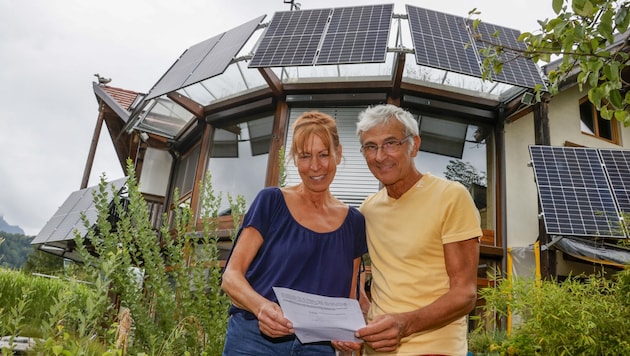 Andrea und Michael Resch freuen sich über den Bescheid der Gemeinde Anif. Ihre PV-Anlage darf bleiben. (Bild: Tschepp Markus)