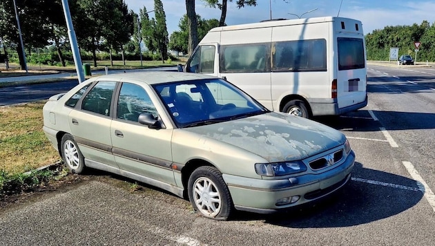 Some of the confiscated tow trucks have been parked in parking lots near the border for three years. (Bild: Privat, Krone KREATIV)