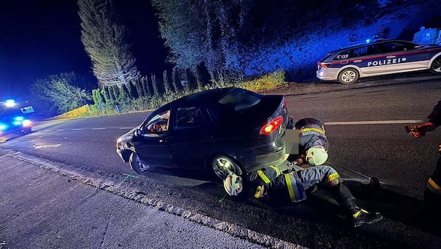 Bergungsarbeiten der Feuerwehr Kumberg an der Unfallstelle. (Bild: Freiwillige Feuerwehr Kumberg / Krone KREATIV)