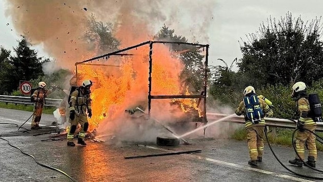 Not much was left of the Bosnian's small truck. (Bild: FF Pfarrwerfen)