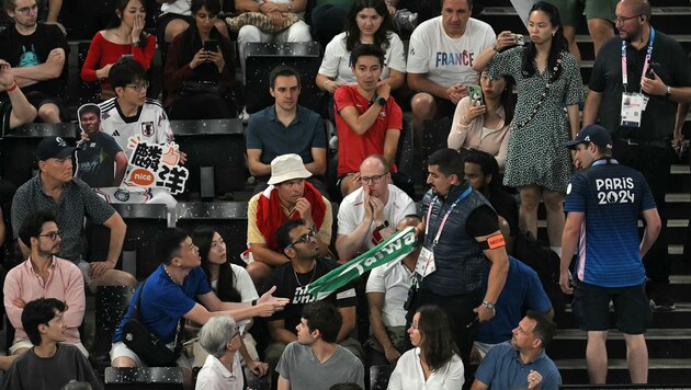 The banner is snatched from the spectators. (Bild: Arun SANKAR)