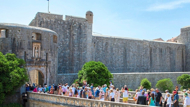 The Croatian city of Dubrovnik tops the list of the most crowded cities in Europe. (Bild: EPA/Stringer)