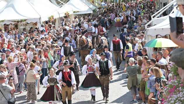 Zehntausende Teilnehmer und Besucher kamen beim größten Brauchtumsfest Österreichs in Villach zusammen und feierten das Kirchtagsfinale während des Trachtenfestzugs. (Bild: Evelyn Hronek)