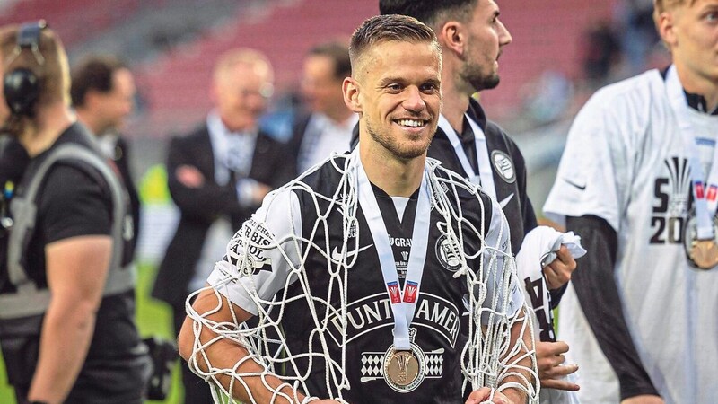 Cup-Held Horvat schnappte sich nach dem 2:1-Sieg im Finale gegen Rapid ein Stück vom Tornetz. (Bild: GEPA/GEPA pictures)