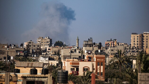 Smoke over Gaza City on Sunday (Bild: AFP)