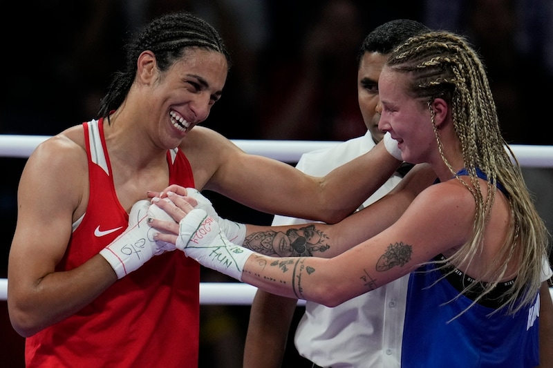 Imane Khelif (l.) and Anna Luca Hamori after the fight (Bild: AP/John Locher)