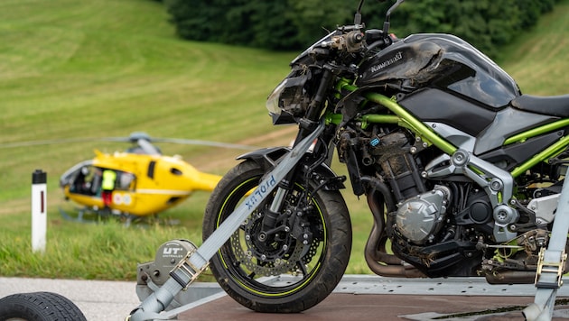 The motorcycle was towed away after the accident on Hansberg Straße. (Bild: TEAM FOTOKERSCHI / MARTIN SCHARINGER)