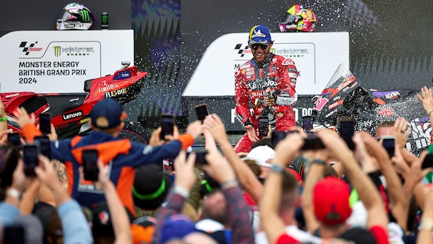 Enea Bastianini celebrates his victory. (Bild: AFP/BENJAMIN CREMEL)