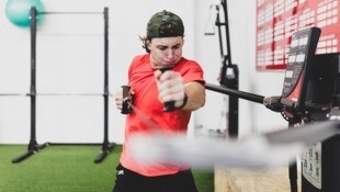 In der Kraftkammer von Jugendklub KAC gibt NHL-Talent Marco Kasper Gas.