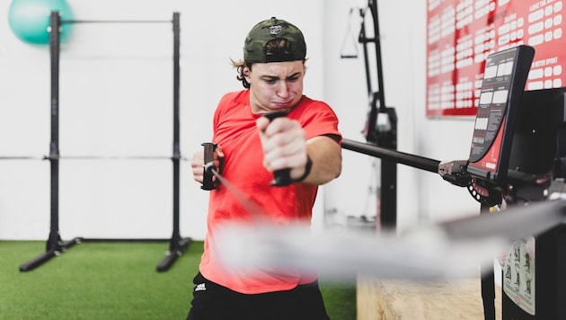 NHL talent Marco Kasper puts the pedal to the metal in the KAC youth club's weight room. (Bild: GEPA pictures)