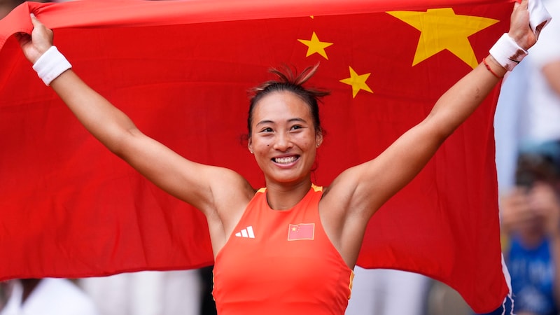 Zheng Qinwen gewann das Olympische Tennis-Turnier. (Bild: Associated Press)