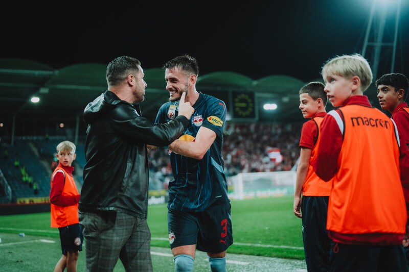 Bei Sportdirektor Bernhard Seonbuchner und Aleksa Terzic war die Freude groß. (Bild: Andreas Schaad – 2024 FC Red Bull Salzburg)