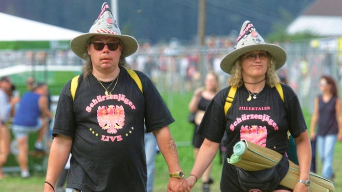 Viele von ihnen trugen die Kult-Shirts der Band.