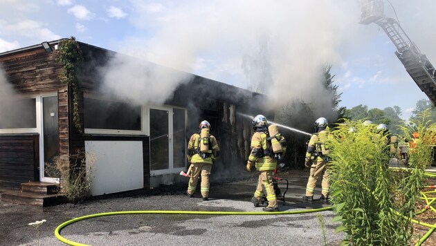 Die Berufsfeuerwehr war mit 8 Fahrzeugen und 30 Einsatzkräften an der Einsatzstelle. (Bild: BF Graz)