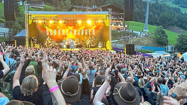 The Schürzenjäger live in action on Saturday evening. (Bild: Jasmin Steiner)