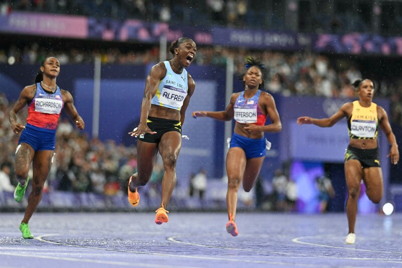 Julien Alfred (2nd from left) surprisingly won ahead of Sha'Carri Richardson and Melissa Jefferson. (Bild: AFP/APA/Jewel SAMAD)