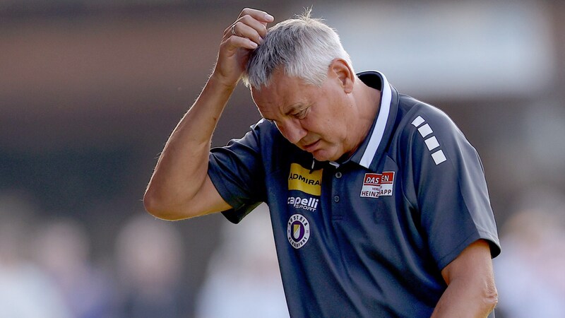 Austria-Coach Peter Pacult ist von den VAR-Entscheidungen schon genervt. (Bild: GEPA/GEPA pictures)