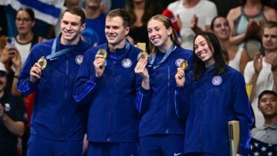 Gretchen Walsh, Bobby Finke, Ryan Murphy und Torri Huske bejubeln ihren Weltrekord und ihr Gold ...