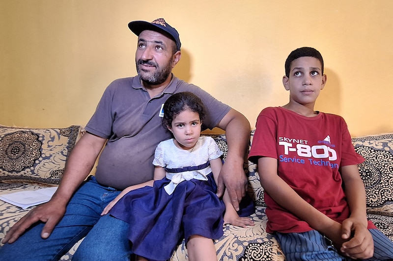 Father Omar Khelif with his younger children (Bild: AFP)