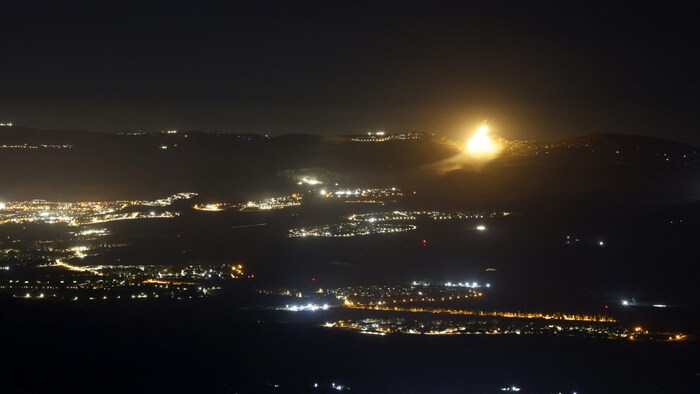 Leuchtraketen der israelischen Armee erhellen den Himmel im Grenzgebiet zum Libanon am 3. August ...