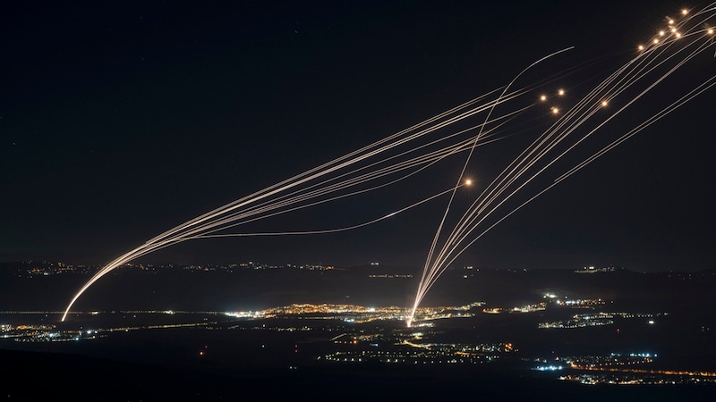 Das israelische Luftabwehrsystem „Iron Dome“ wird aktiv, um einen Angriff aus dem Libanon über der Region Galiläa abzufangen. (Bild: AP)