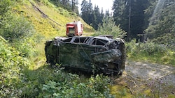 Das Auto stürzte 170 Meter in die Tiefe – die Lenkerin sprang während des Absturzes aus dem Wagen. (Bild: zoom.tirol)