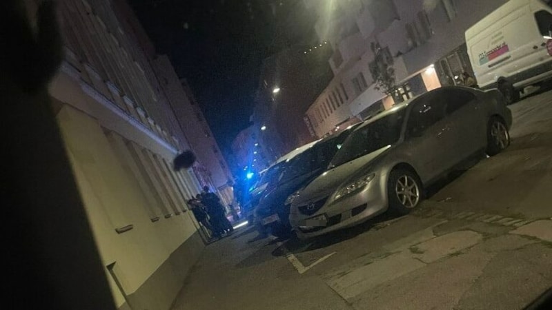 The night-time knife attack ended with a seriously injured victim. (Bild: krone.at-Leserreporter, Krone KREATIV)