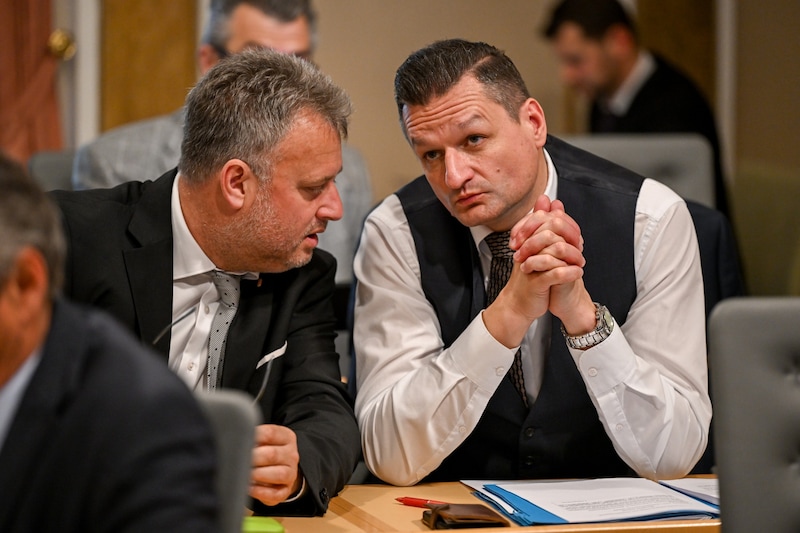 Michael Gruber (right) sits in the Upper Austrian state parliament for the FPÖ. (Bild: Harald Dostal / picturedesk.com)