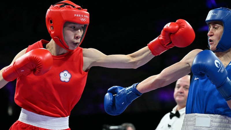 Controversial boxer Lin Yu-ting (left) celebrates her next victory. (Bild: AFP or licensors)