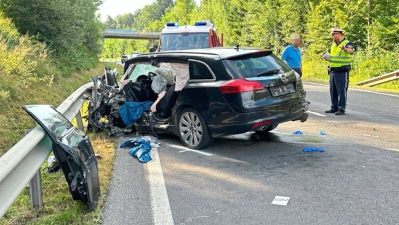 Überall waren die Trümmer der Unfallautos verstreut. (Bild: Christian Schulter/Christian Schulter, Krone KREATIV)