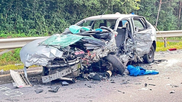 All that remains of the car of the woman who was killed in the accident is a pile of rubble. (Bild: Christian Schulter)