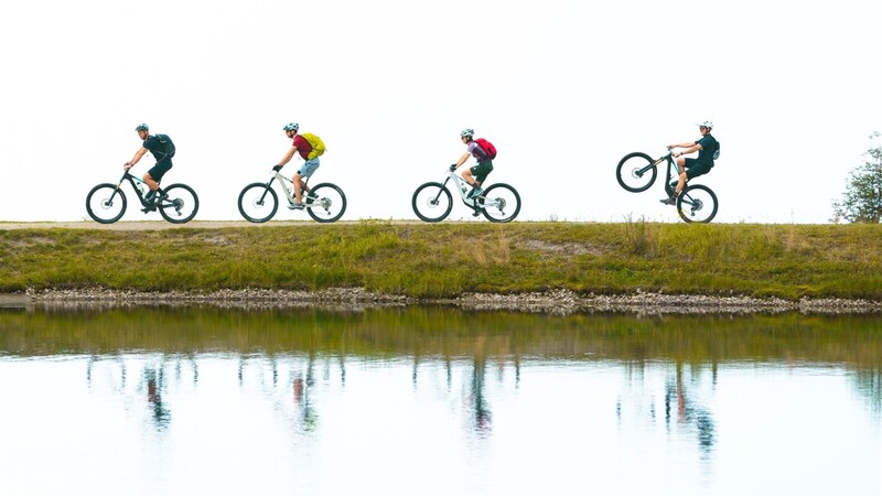 Auch beim Speichersee führte die E-Bike-Tour mit Hannes Reichelt (im Bild ganz vorne) vorbei. (Bild: Jan Stork)