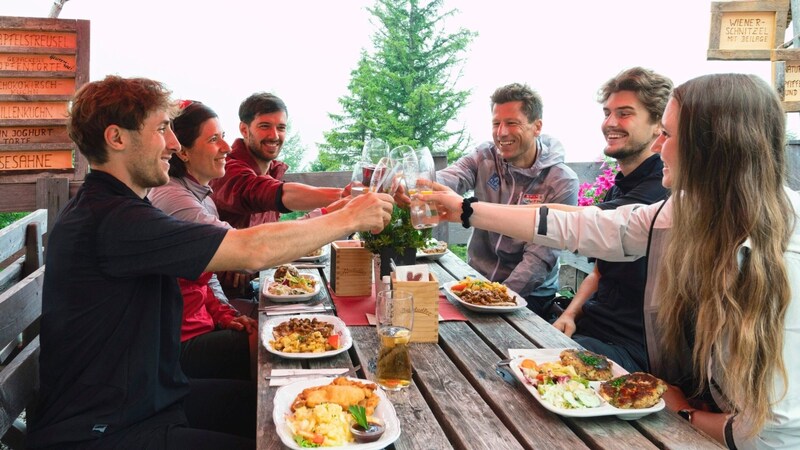 Zum Mittagessen kehrte die Crew auf der Kreitheralm ein. (Bild: Jan Stork)