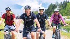 Gewinner Johannes Höfer, Hannes Reichelt, Guide Kevin Maderegger und Gewinnerin Stefanie Millinger auf den coolen Scott-E-Bikes. (Bild: Jan Stork)