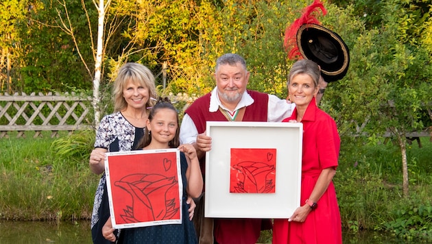 The design for the new rose napkin was presented - with Mayor Sonya Feinig, young artist Madlen Schellander, printing professional Wolfgang Repitsch and Head of Department Brigitte Stefaner (Bild: Dieter Arbeiter)