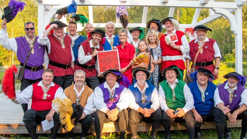 The town magistrates made a stop in the Rosental on their way back from the Villach Kirchtag parade: The Suetschach Harmonist sang their Rosental song and thus helped shape the presentation of the new rose napkin. (Bild: Dieter Arbeiter)