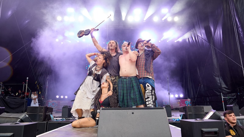 The biggest heroes of the day: Rednex with an explosive nostalgia show. (Bild: Starpix / A. Tuma)