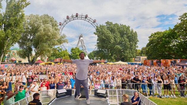 Party pur mit Mola Adebisi: Auf der Kaiserwiese herrschte am Samstag hemmungslose Feierstimmung. (Bild: Starpix / A. Tuma)