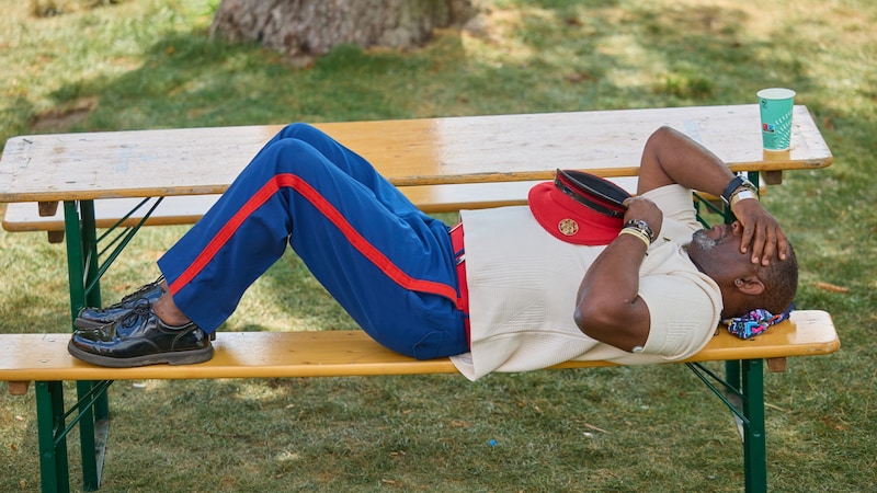 Resting before the big performance: Captain Jack enjoys the calm before the storm of cheers in the rustic backstage area. (Bild: Starpix / A. Tuma)