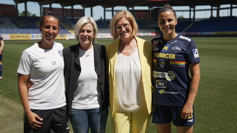 Stark: Frauen-Präsidentin Andrea Pichler mit Trainerin Li Brancao, Sportchefin Tanja Schulte und Kapitänin Jenny Klein. (Bild: krone.at)