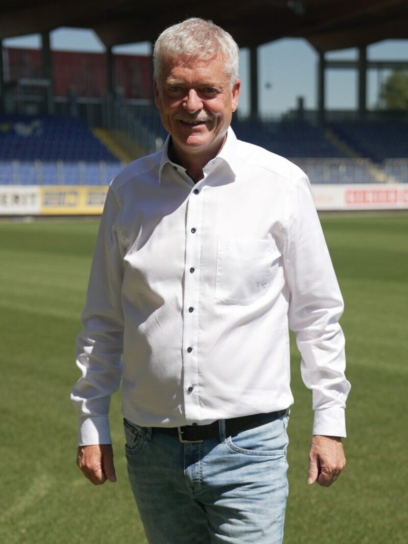 spusu CEO Franz Pichler is very keen to promote the SKN girls. (Bild: krone.at)