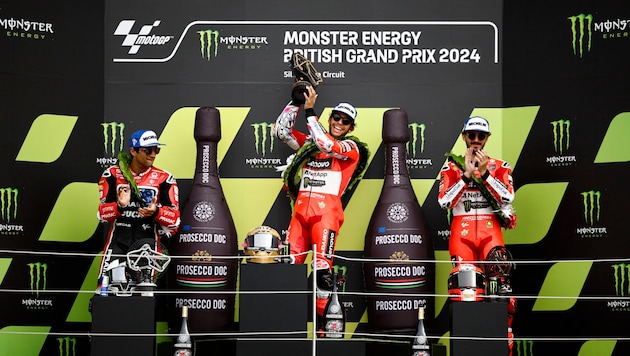 Enea Bastianini (m.) triumphierte vor Jorge Martin (l.) und Francesco Bagnaia (r.). (Bild: AFP/APA/BENJAMIN CREMEL)